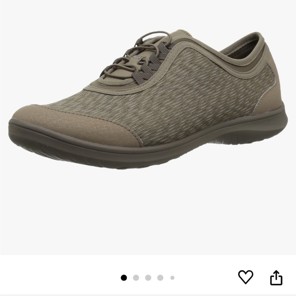 Clarks Dowling Pearl Women’s 9 SageSynthetic Casual Slipon walking sneaker EUC